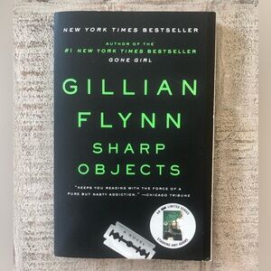 Sharp Objects by Gillian Flynn Paperback